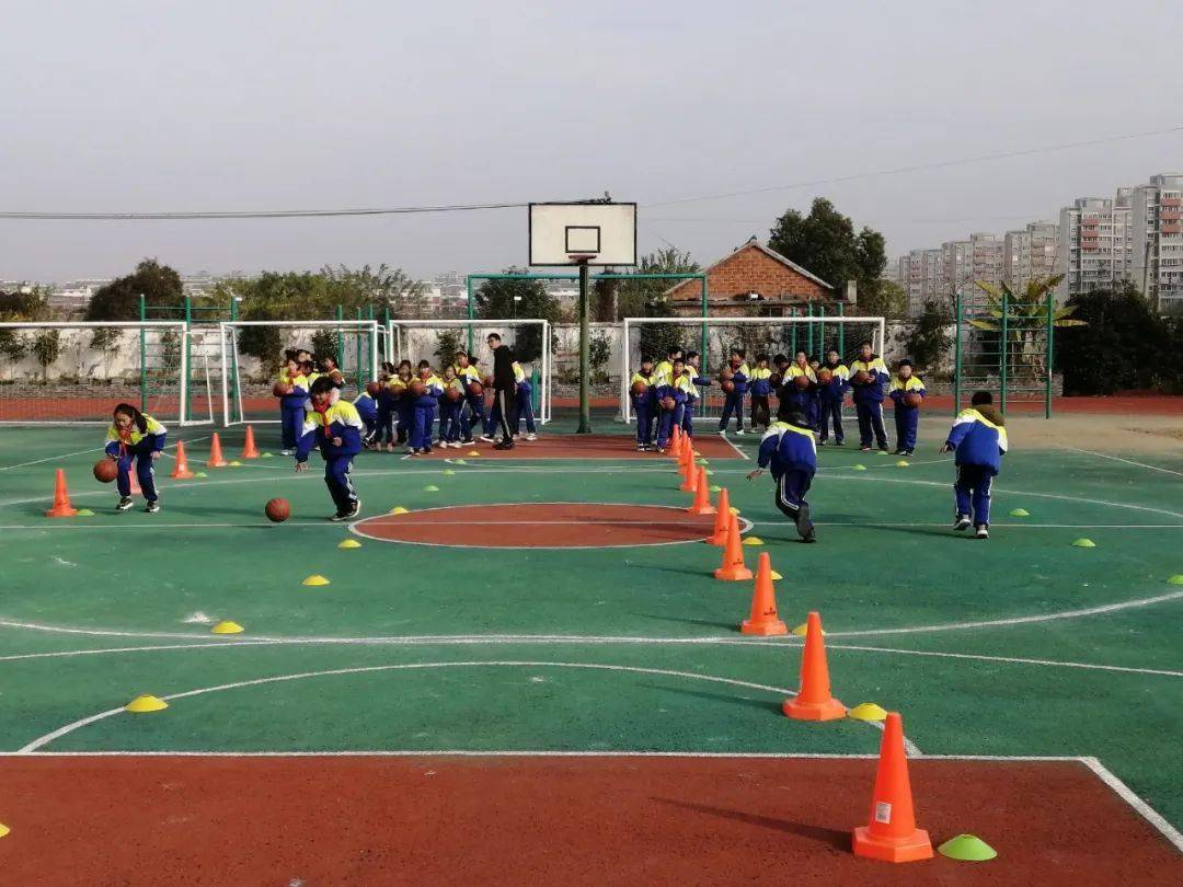 八里小学与扬子津小学联合开展体育教研活动