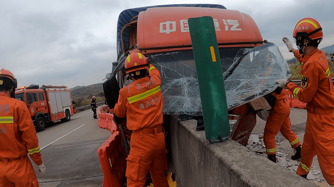 大货车翻"躺"许广高速,司机受伤被困,清远消防紧急出动救援