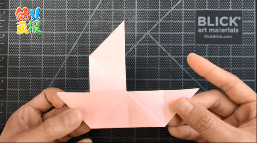 操作步骤:1正方形彩纸,沿两条对角线折叠,将4个角分别向中心对折出