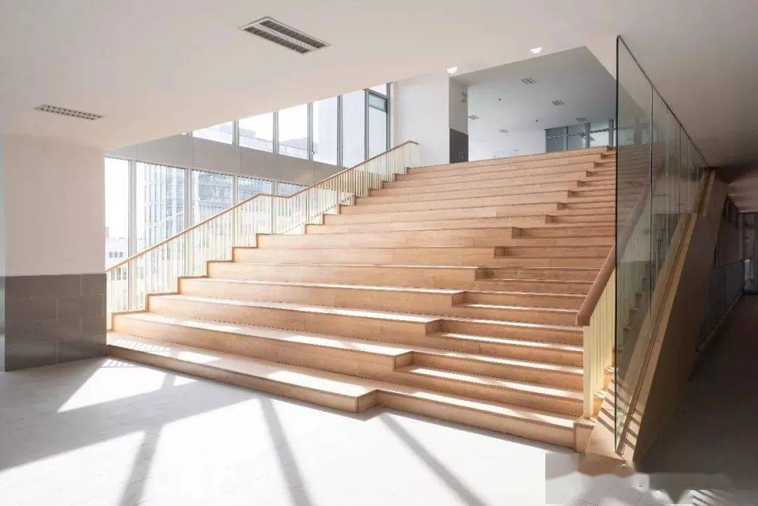 creatar images文体楼中部的贯穿中庭通过一个螺旋上升的公共楼梯