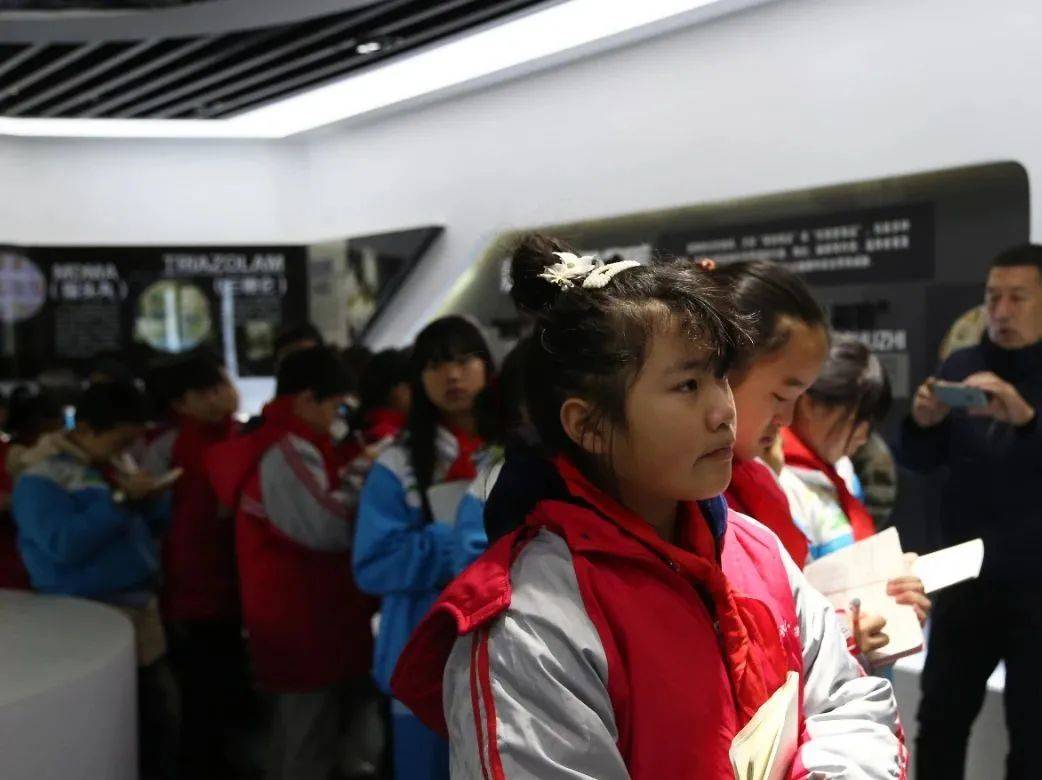 有趣还有料广丰区北门小学学生走进禁毒教育基地