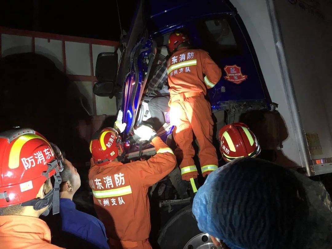 滨州:冷藏厢式货车追尾停放半挂车 消防成功解救被困人员