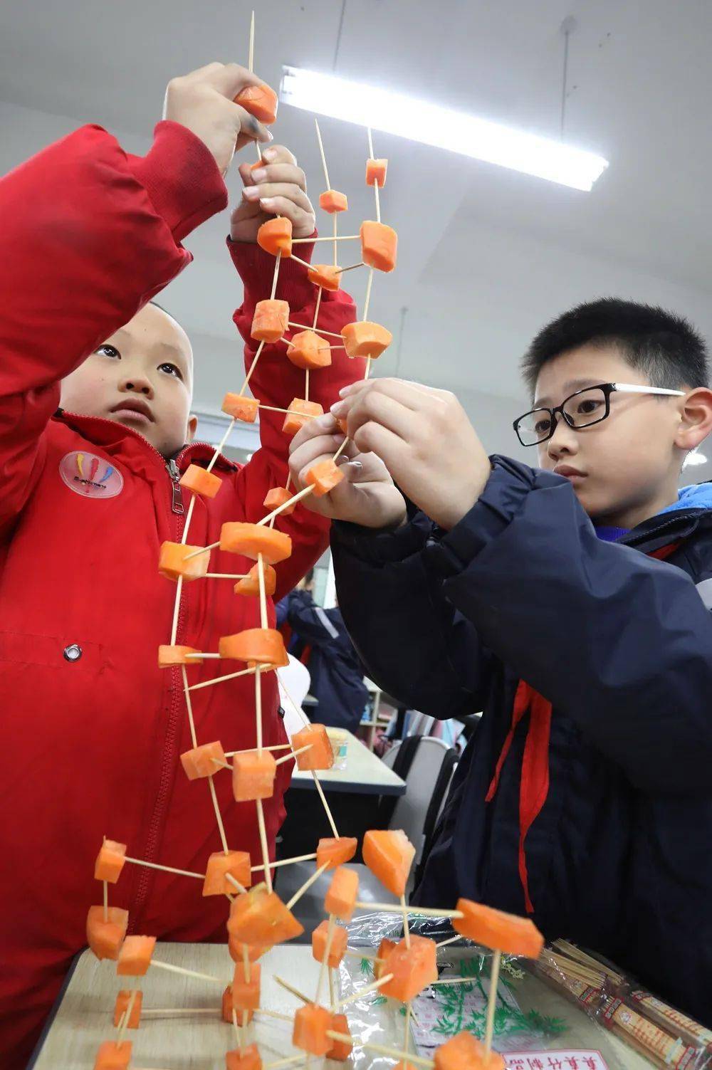 "胡萝卜叠罗汉"二年级"小小建筑师们"巧妙设计,动手实践,用纸牌搭建