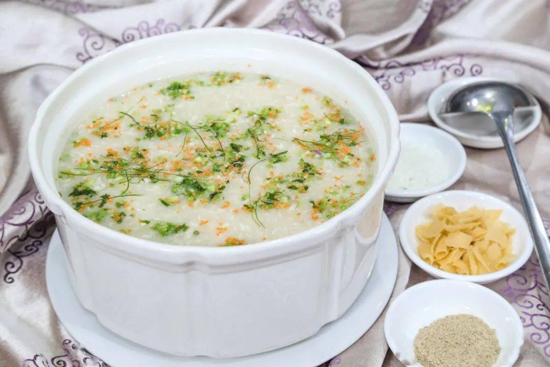 听说为了做好这道鱼茸羹特意选取优质的西江河鱼而且在品尝前添加好