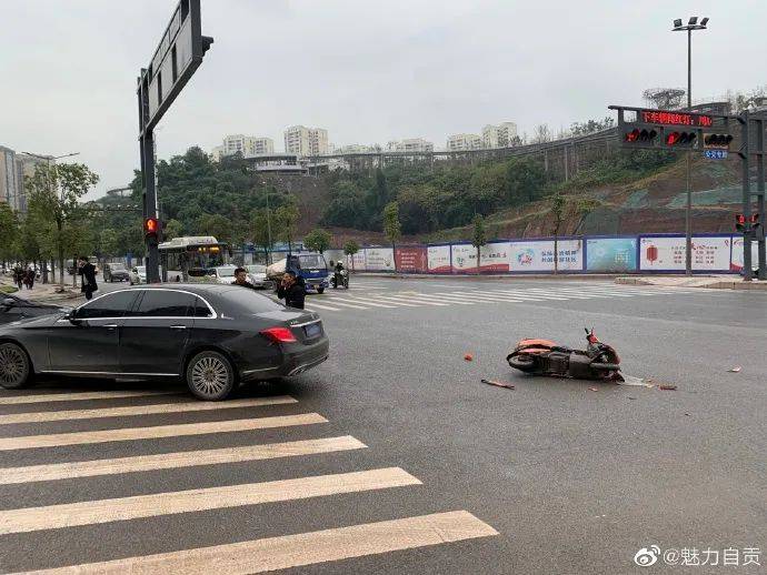 自贡一电瓶车撞上大奔车主已经哭晕在地上