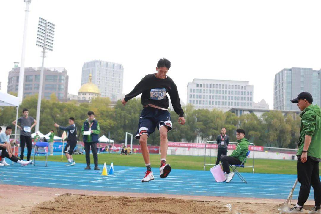 扬州14岁小巨人获多支省队关注预测身高将达2米19