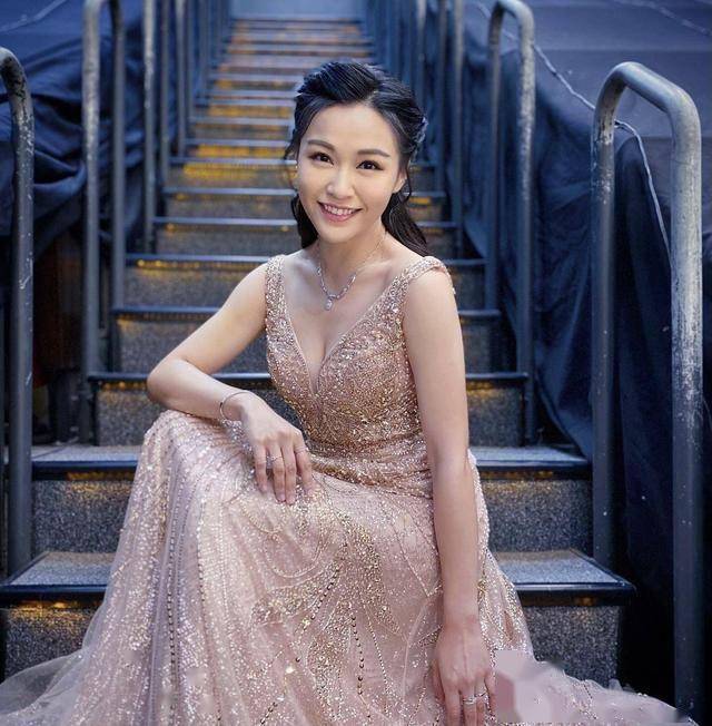 tvb小花黄颖君工作中过生日直言感激曾为帮补家计打5份工