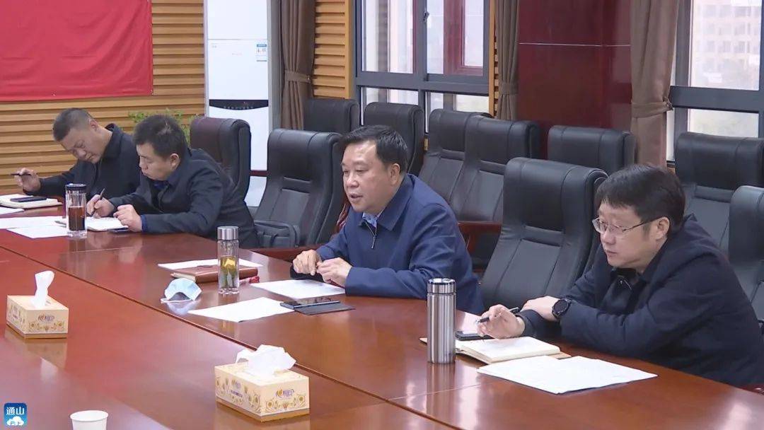 12月2日上午,市人大常委会副主任,县委书记石玉华主持召开四季度项目