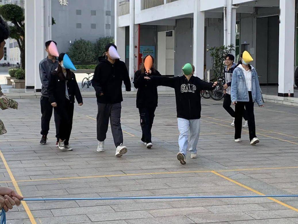 三角帽蒙眼,前进靠信任.