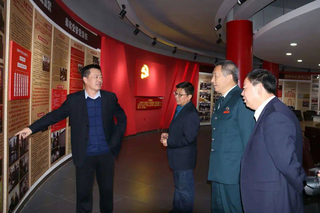 兆麟中学校长吴险峰现场致辞.海军大连舰艇