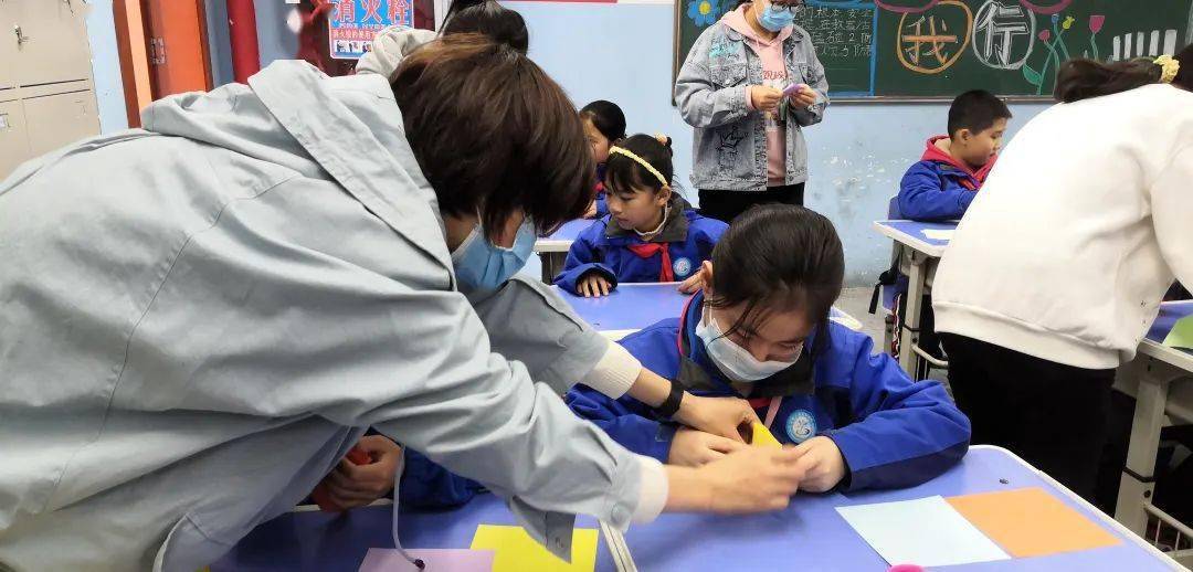 开拓思维纸趣横生陕西科技大学校团委与锦上添花手工社团在新兴小学