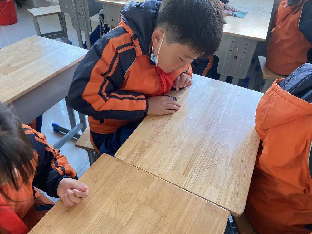 【未成年人思想道德建设】“文明,从一张课桌开始”——岚山区海州湾小学开展“最美课桌”争创活动_主题