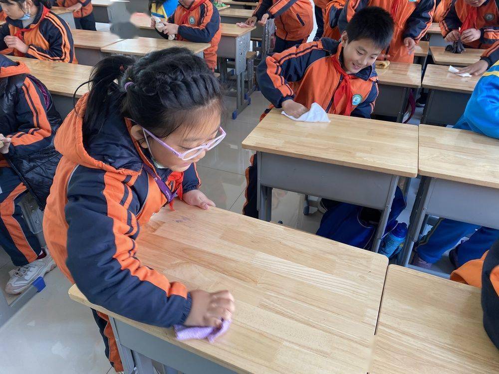 【未成年人思想道德建设】“文明,从一张课桌开始”——岚山区海州湾小学开展“最美课桌”争创活动_主题