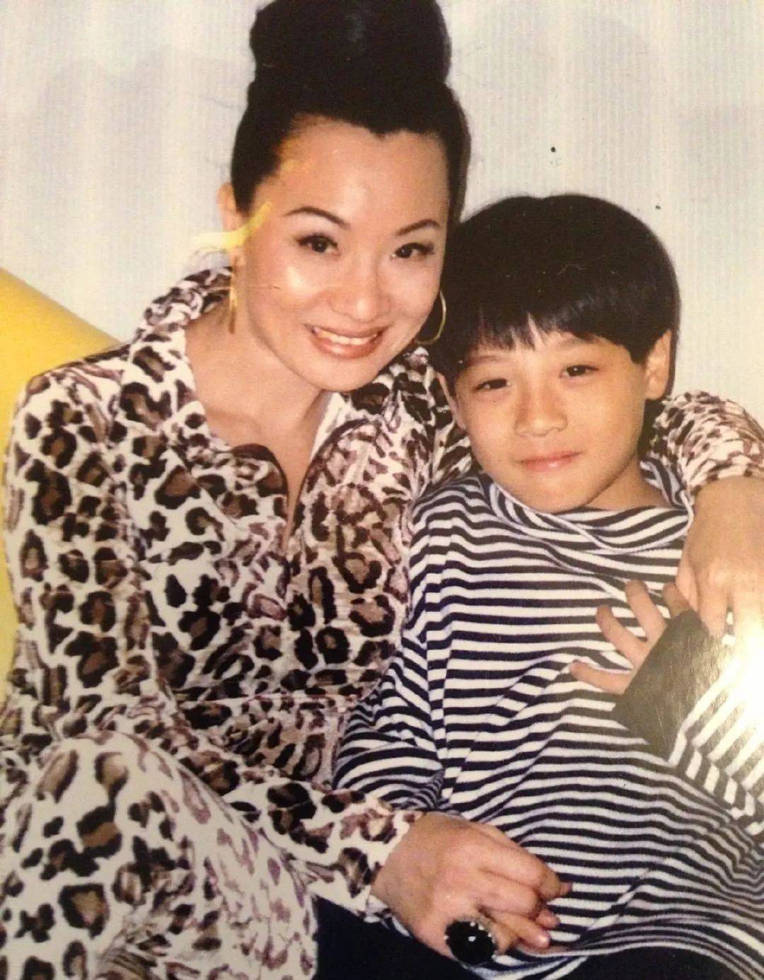 1975年,年仅23岁的比莉在美国开了巡回演唱会,是中国第一个在美国开