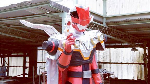 快盗战队鲁邦红升级为超级鲁邦红战士,能够准确预测敌人的行动