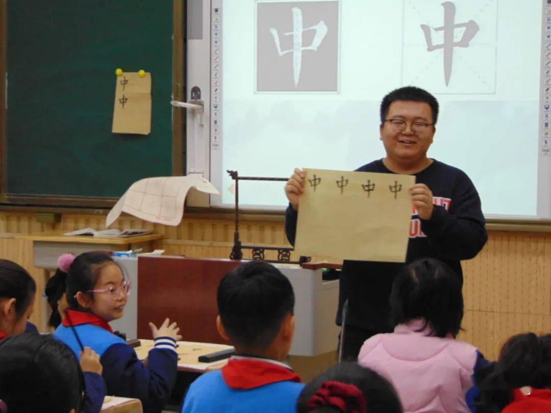 课堂展示前,五位教师向评委组提交了2019-2020学年书法学科的全部教案