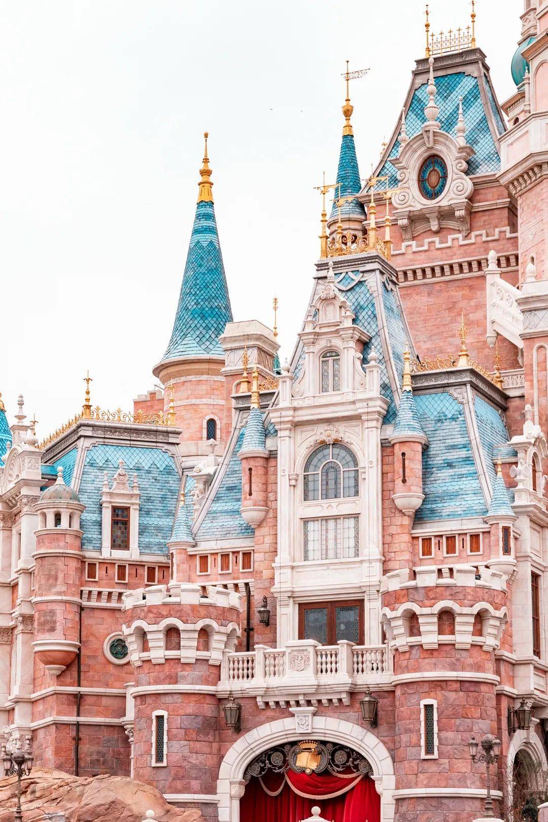 迪士尼圣诞季,城堡下雪了