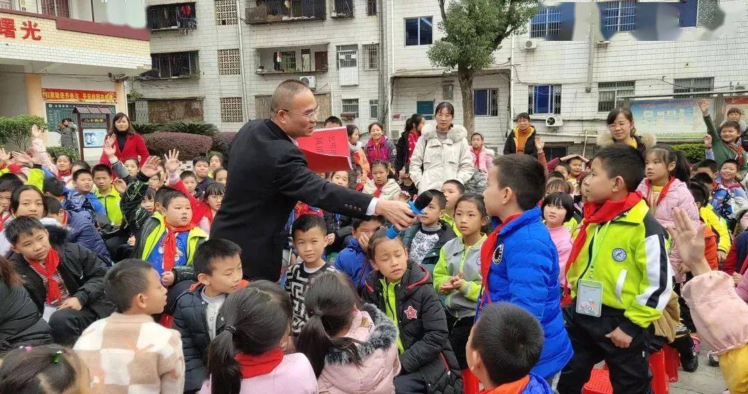 12月4日,桂林中院联合灵川法院分别到灵川县中学,灵田初级中学开展