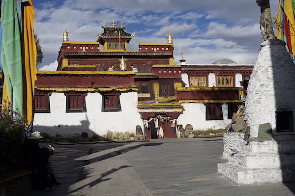 【编者按】 丁真如今所任职的地方是理塘仓央嘉措微型博物馆,在之前