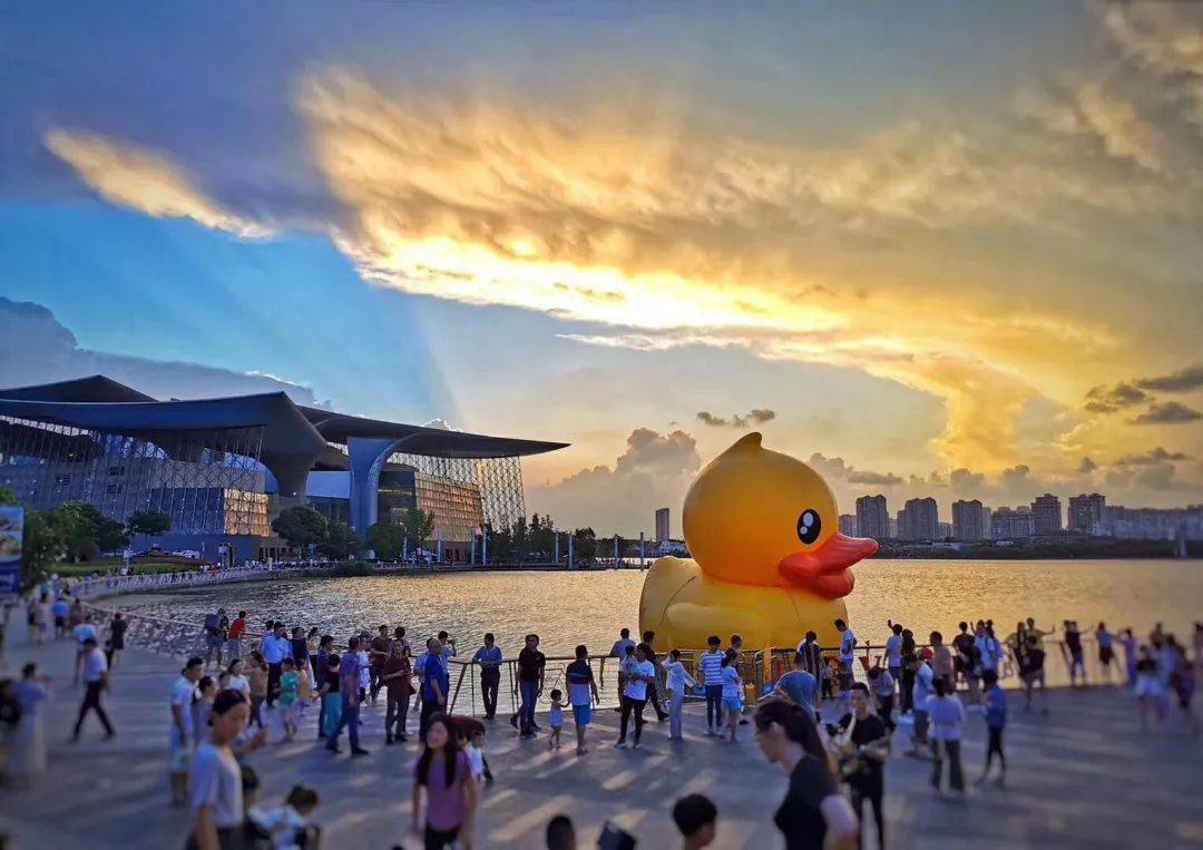 住在梁溪区,却每每跨过一座蠡湖大桥来逛吃的嘉嘉:"你问我在众多的