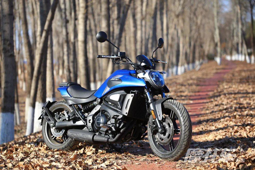 实拍qjmotor闪500更具性价比的现代巡航到底闪不闪