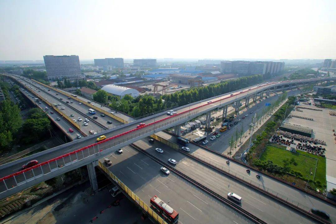 至信阳(豫鄂界)段改扩建工程是北京至港澳国道主干线的重要组成部分