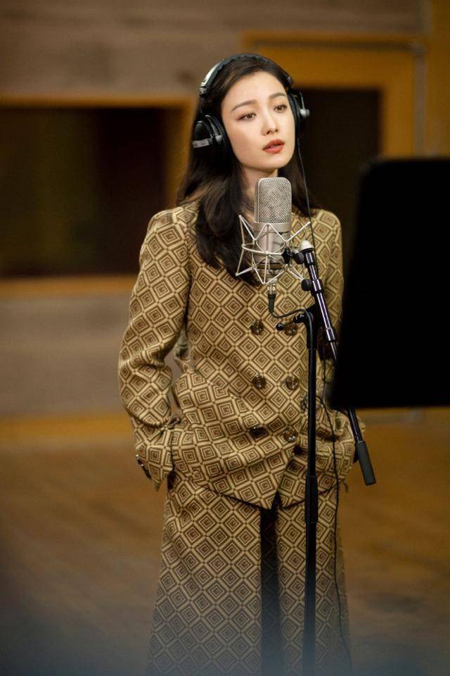 倪妮cosmo盛典太惊艳经典红绿搭配完美诠释简约高级真美