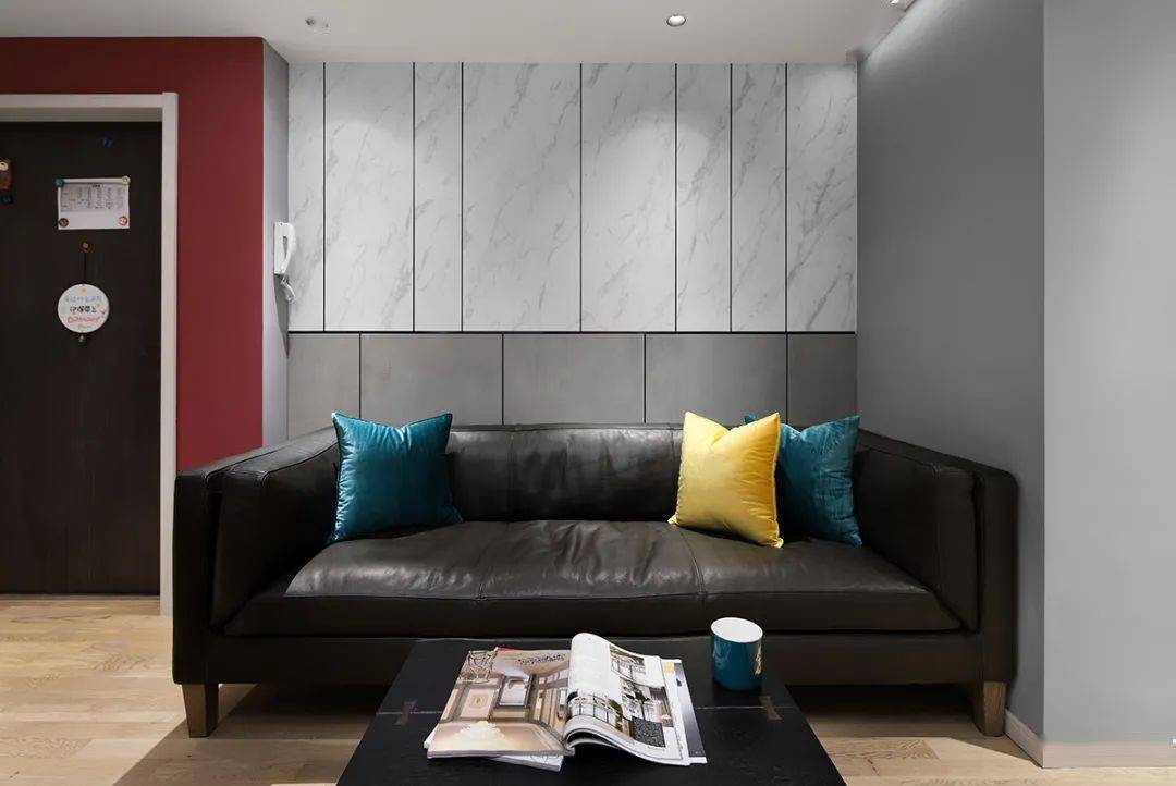 美家80㎡用一堵红丝绒墙隔出不存在的餐厅