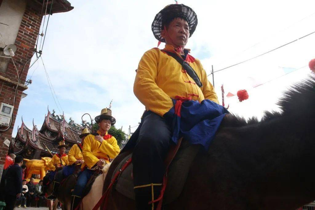 主祀玄天上帝;右偏殿为钱湖宫,主祀尊主明王,后土夫人,田公元帅,许氏