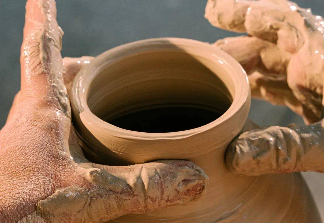 "埏埴以为器,当其无,有器之用",埏:和泥,埴:土.