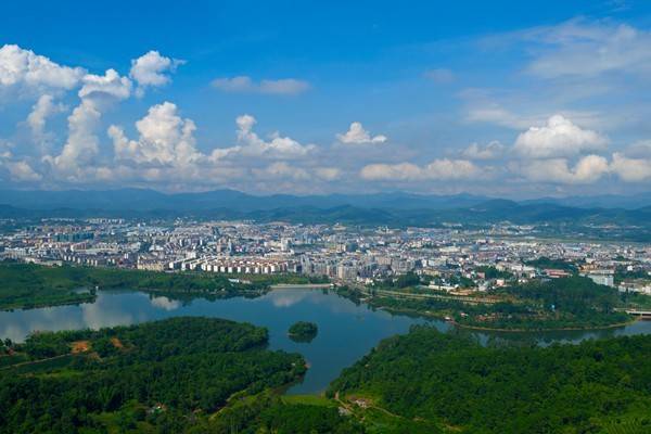 近年来,普洱市植根文化沃土,加快发展文化事业,文化产业,文化惠民工程