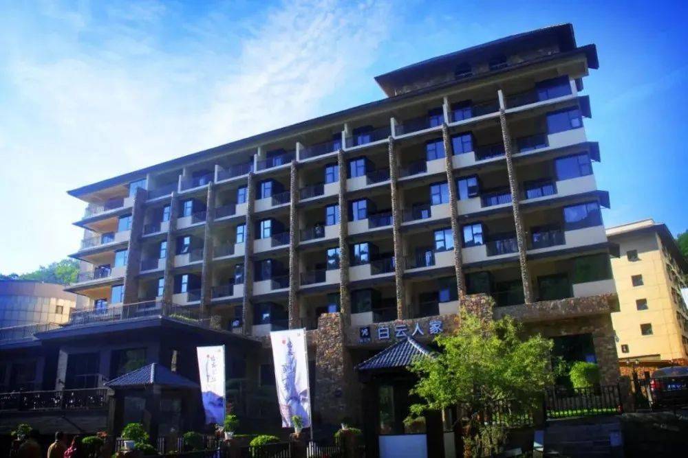 萌宠乐园▲白云湖▲森林氧吧▲情侣峰▲玉皇顶家庭成员完美证件照住址