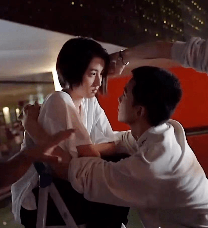 张子枫吴磊发文公开恋情当场亲密相拥甜哭全网