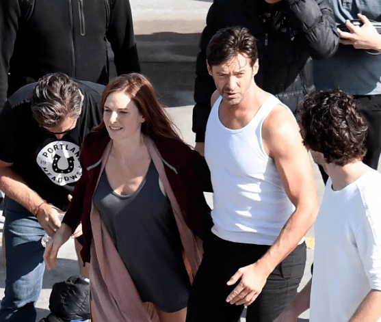 这是一部科幻爱情惊悚片. 主演是狼叔休·杰克曼和丽贝卡·弗格森.