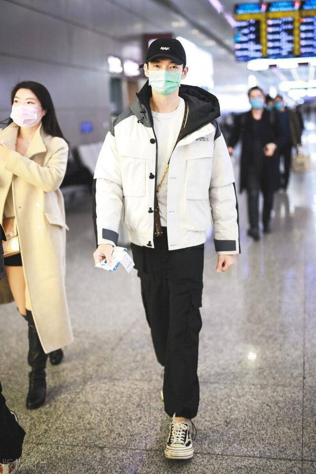 辰亦儒穿白色羽绒服搭配工装裤现身浅浅笑容暖人心