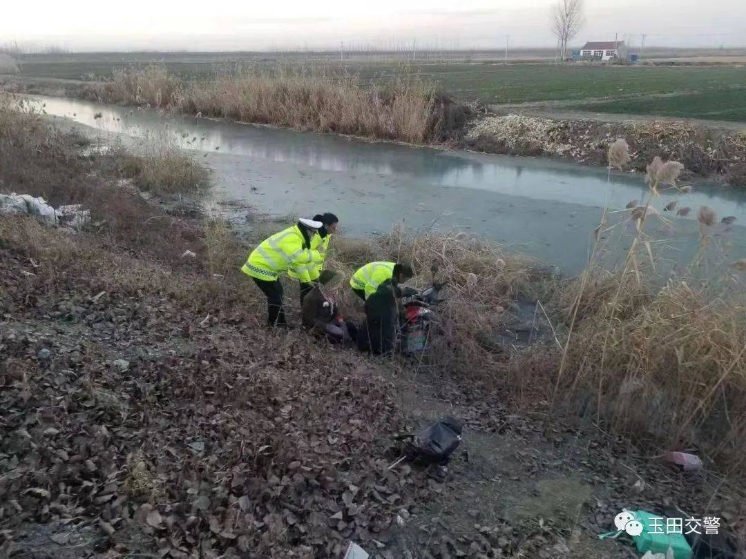 窝洛沽附近有人骑车骑入河内,遇到