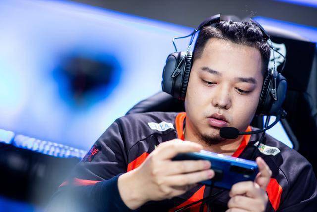 ag六点六发文明示不会退役,下次要亲手进总决赛,这次难上场了