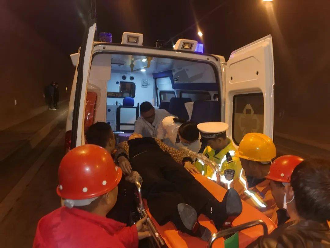 经现场勘查小轿车是从仁怀至遵义方向行驶经过仁望高速青坑隧道时由于