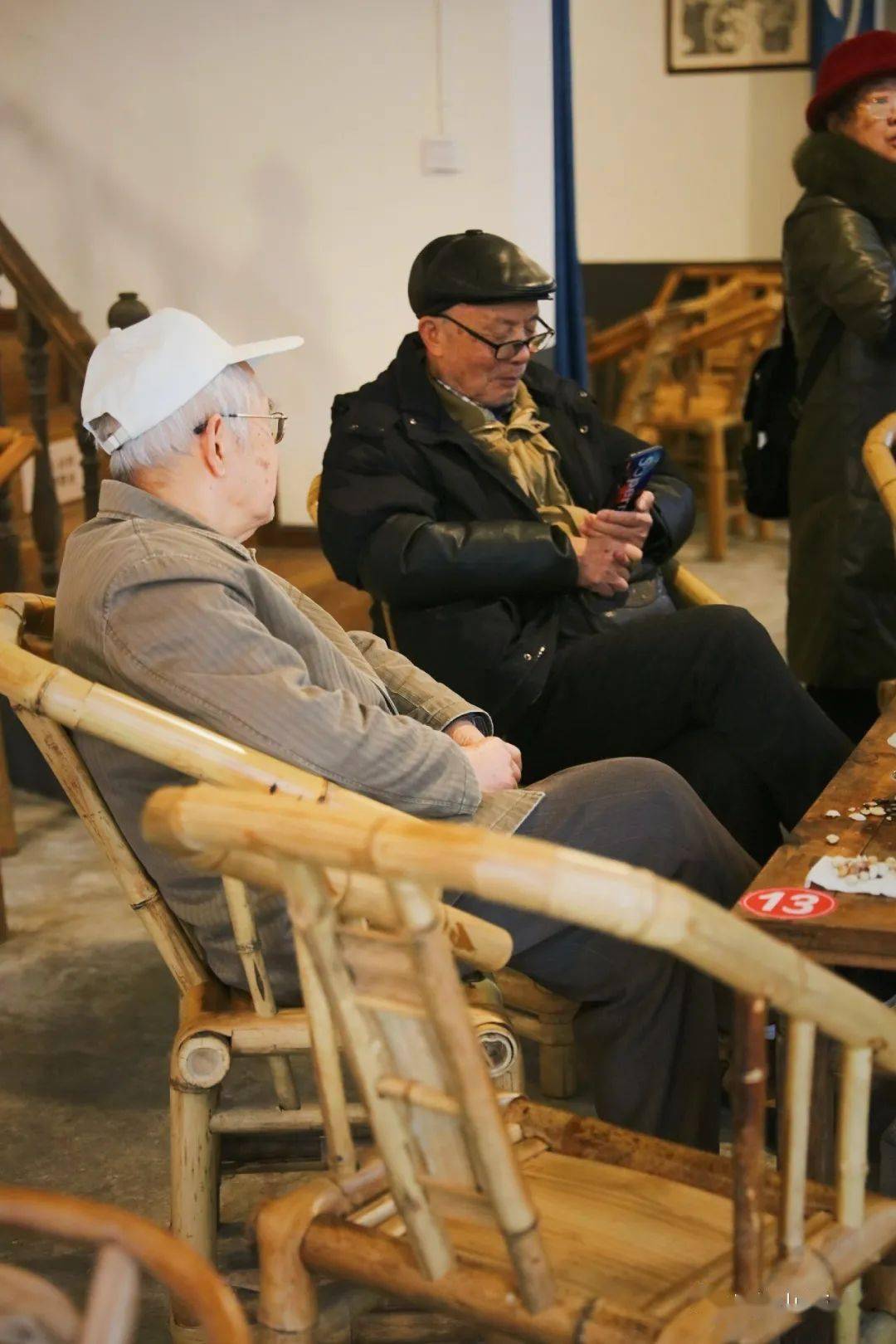 竹靠椅小方桌盖碗茶走去都江堰泡老茶馆