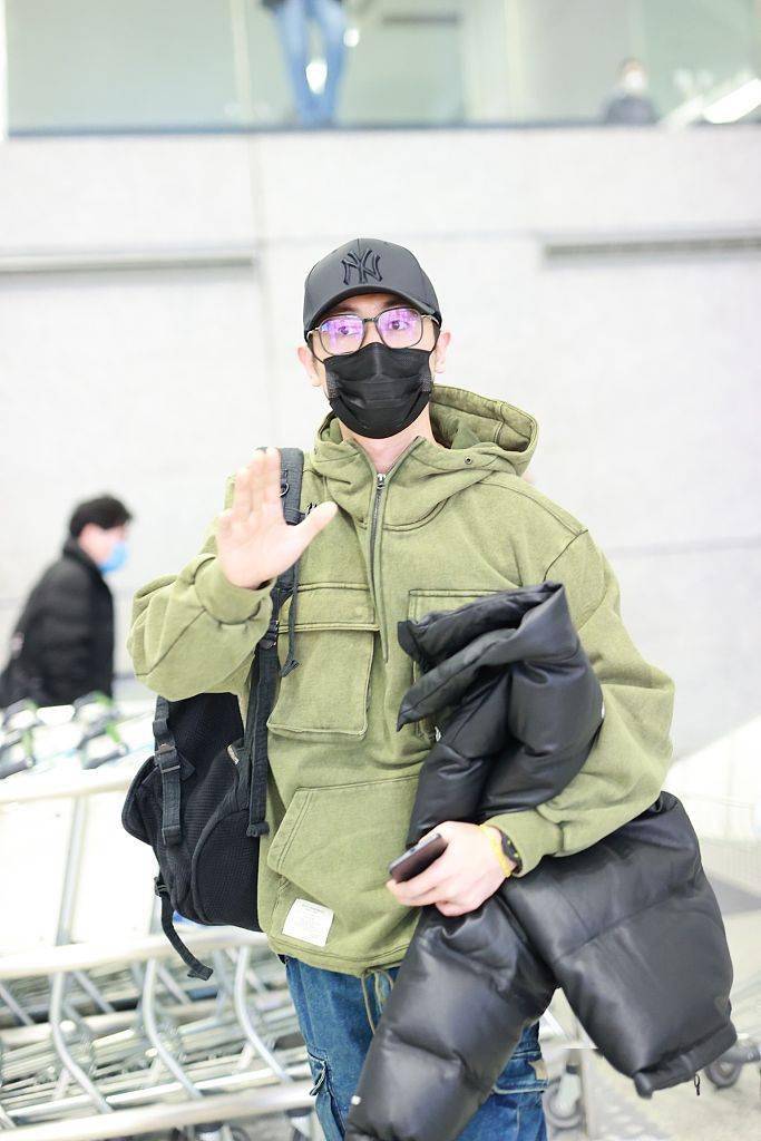 朱亚文穿军绿色休闲夹克随性时髦背双肩包高大帅气成机场焦点