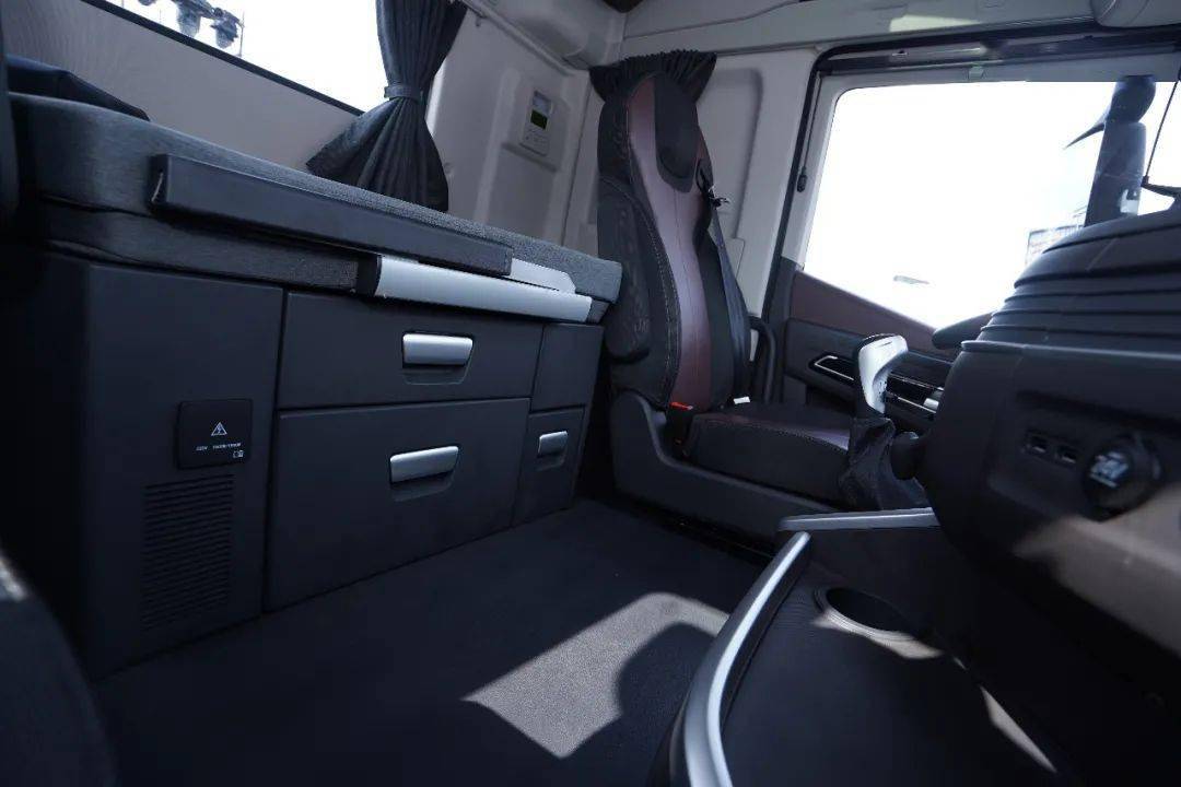 总之,观其内饰,红岩杰狮h6呈现出驾乘体验更好,生活空间更大,做工用料