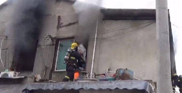 民宅起火 消防供图新民晚报讯(记者 陆常青)12月5日中午,奉贤区泰日镇