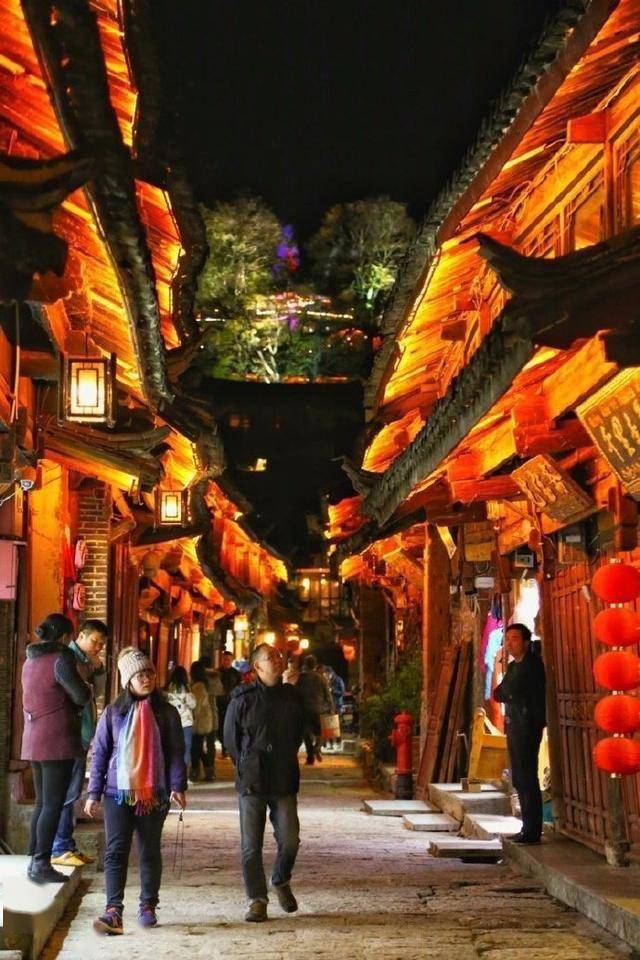 束河古镇小河边夜晚,岁月静好的真实写照