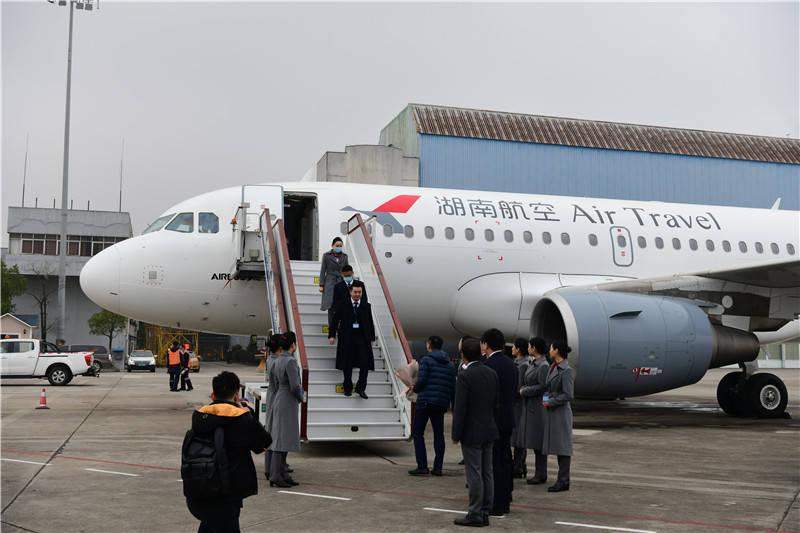长沙黄花国际机场举行"过水门"仪式 迎接首架湖南航空涂装飞机