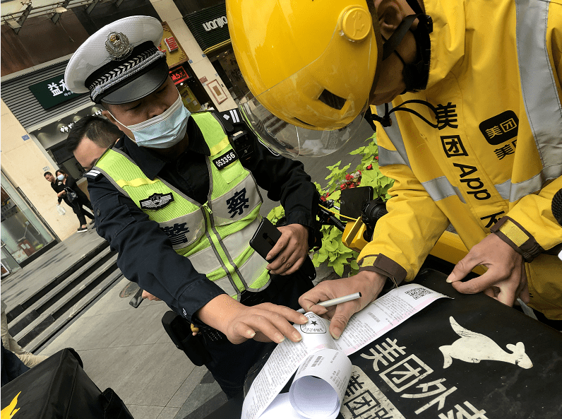 记者采访时,一名身穿"美团外卖"制服,正骑着电动自行车送外卖的骑手