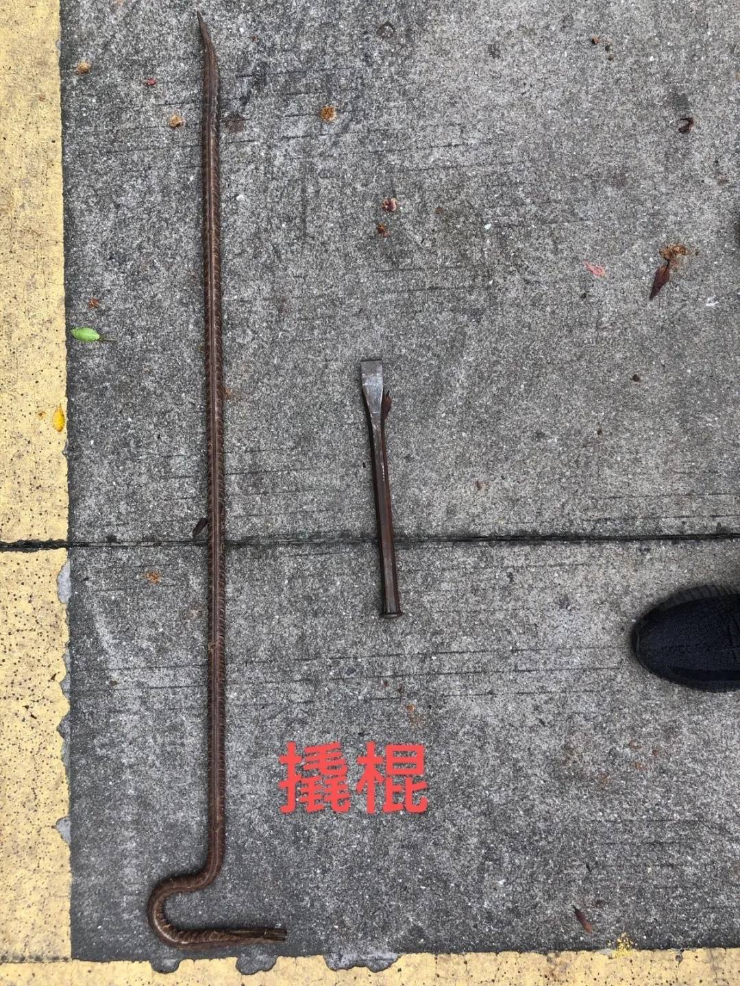 (待鉴定),高档洋酒两瓶(待鉴定),古代银币两枚,黄金纪念币一枚等物品