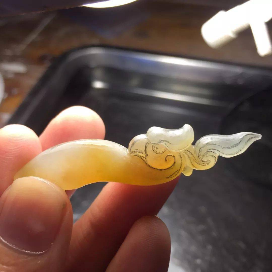 家里摆放许久的黄翡边角料设计一番后收获惊喜还是遗憾