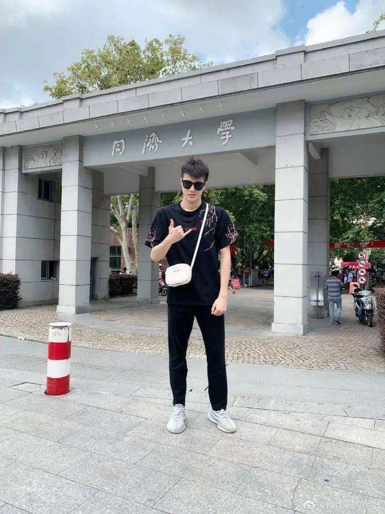 泳坛最帅00后撞脸陈冠希我终于体会到萧亚轩的快乐了