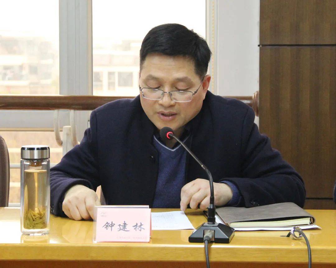 市统计局党组成员,副局长钟建林主持会议,并对集中开展统计法治宣传月