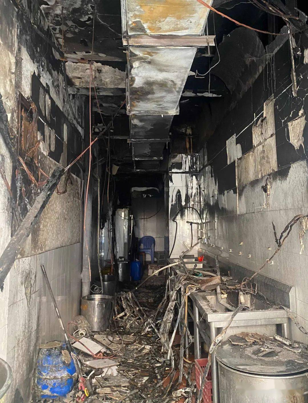 中午合肥闹市一小吃店油锅突然起火锅盖灭火器都不行